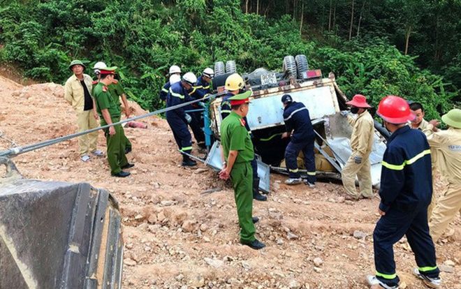 Hơn 4 giờ giải cứu thành công xe tải chở gần 5 tấn thuốc nổ bị lật