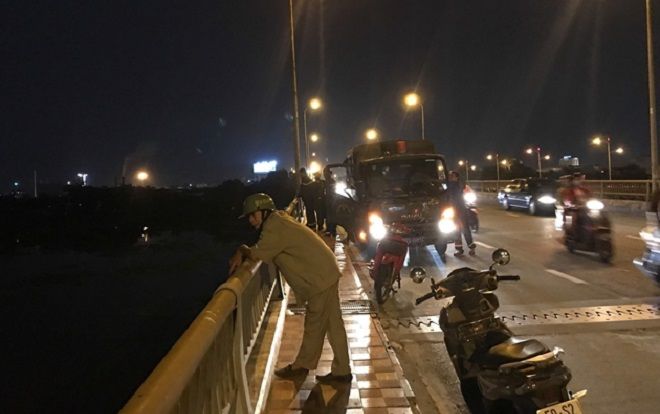 Bỏ lại balo trên cầu, nam sinh viên nhảy sông Sài Gòn tự tử