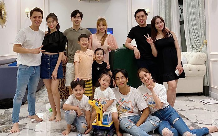 Hội bạn thân showbiz hội ngộ, nhan sắc hai bà bầu Sara Lưu và Thu Thủy nhận được nhiều sự chú ý