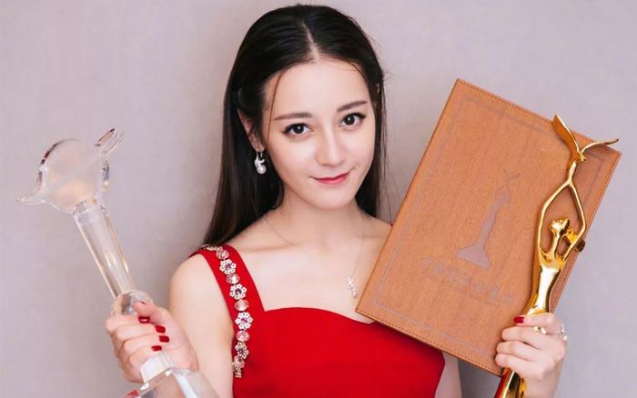 Trong 4 năm, Địch Lệ Nhiệt Ba quay 18 bộ phim không nghỉ một ngày