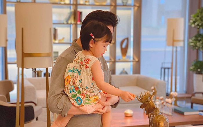 Con gái Đặng Thu Thảo đốn tim nhiều người với khoảnh khắc massage cho bố cực dễ thương