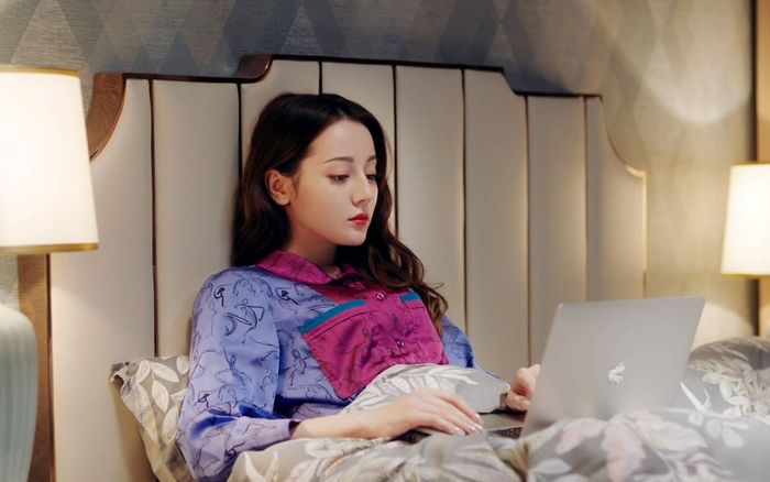 Cha mẹ bị người lạ quấy nhiễu, Địch Lệ Nhiệt Ba tức giận lên tiếng: Tôi biết bạn là ai, cha mẹ tôi không cần bạn phải bận lòng