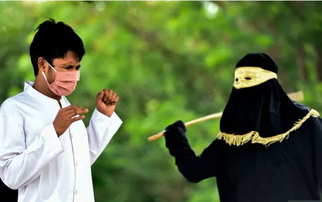 Cặp đôi đeo khẩu trang, nén đau khi chịu phạt 100 roi công khai