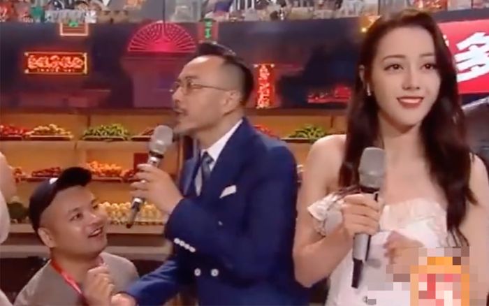 Địch Lệ Nhiệt Ba bất ngờ bị fan cuồng chạy lên sân khấu cầu hôn