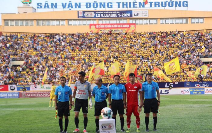 Báo thế giới ngưỡng mộ V.League trở lại tưng bừng sau Covid-19