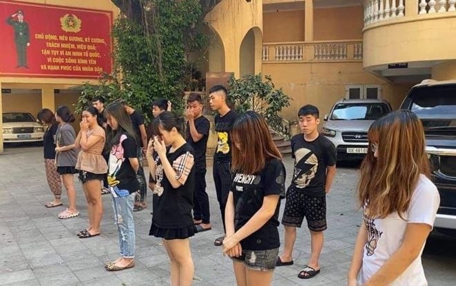 Tạm giữ 14 nam nữ đua xe đánh võng gây tại nạn ở bờ hồ Hoàn Kiếm