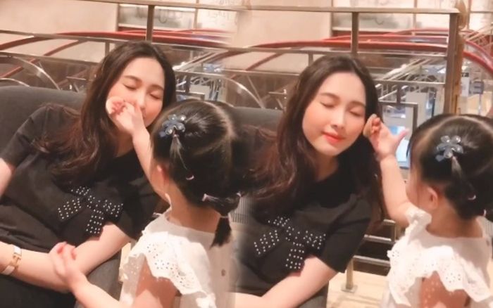 Không chỉ mát xa đầu cho bố mà con gái Đặng Thu Thảo còn biết làm điệu cho mẹ