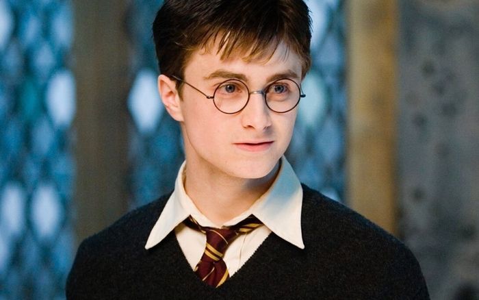 Tác giả Harry Potter xúc phạm người chuyển giới, nam chính Daniel Radcliffe đứng ra xin lỗi