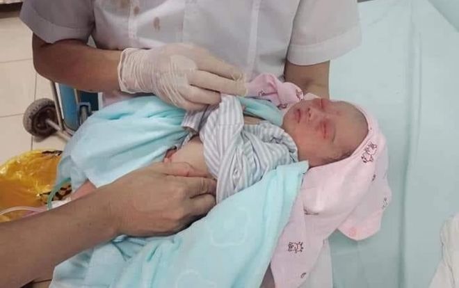 Vụ bé sơ sinh bị bỏ rơi 3 ngày dưới hố gas giữa nắng nóng 40 độ: 'Khi nhập viện chúng tôi rất đau xót, bé sống được quả là kỳ diệu'