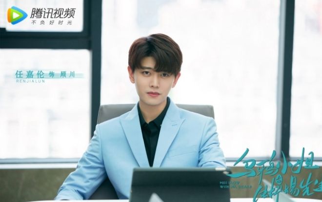 'Tiểu thư quạ đen và tiên sinh thằn lằn' của Nhậm Gia Luân tung poster trong hình tượng tổng tài, fans xuýt xoa: 'Cực kì hợp!'