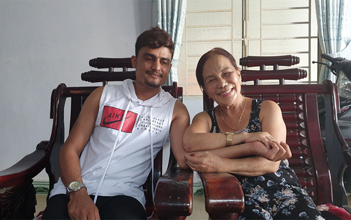 Sau nghi vấn bị bạo hành, 'cô dâu 65 tuổi' khoe ảnh được chồng trẻ bóp chân và ân cần chăm sóc