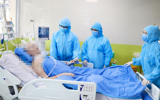 Nam phi công người Anh mắc COVID-19 đã có thể dùng tay bấm bàn phím, vẫy chào bác sĩ