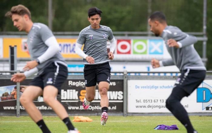 Văn Hậu khoe cơ đùi cực 'khủng' khiến NHM sửng sốt