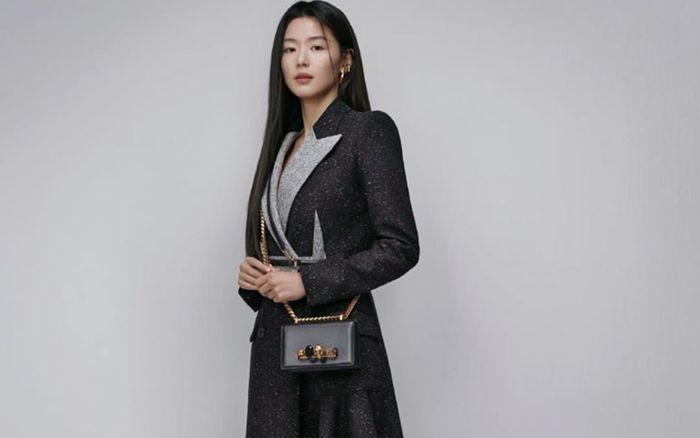 'Mợ chảnh' Jeon Ji Huyn trở thành đại sứ thương hiệu cho Alexander McQueen