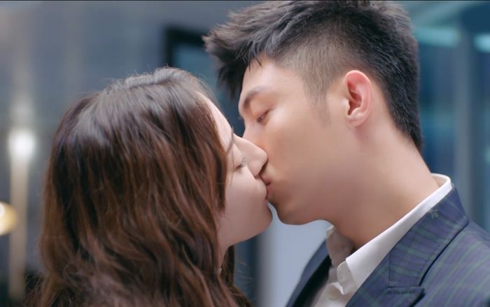 Tập 26 'Hạnh phúc trong tầm tay': Địch Lệ Nhiệt Ba và Hoàng Cảnh Du khóa môi xuyên suốt tập phim