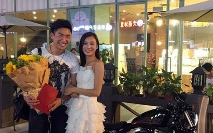 Cô gái gây 'sốt' mạng xã hội khi mang sổ đỏ, xe phân khối lớn đến cầu hôn bạn trai