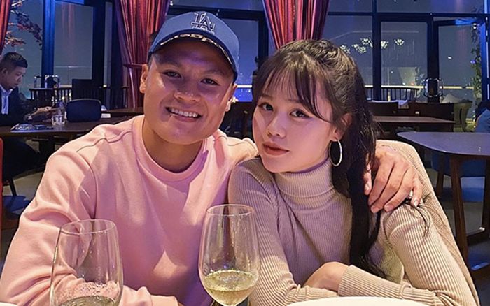 Kỉ niệm 1 tháng yêu nhau, Quang Hải ngọt ngào tặng quà 'khủng' cho Huỳnh Anh