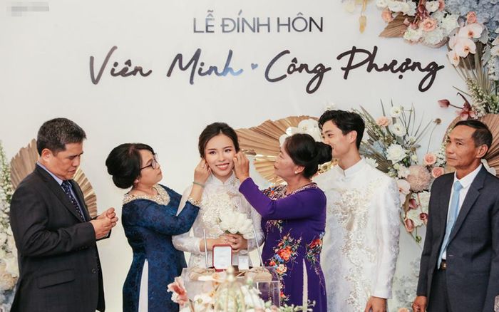 Hé lộ chân dung mẹ vợ của Công Phượng: Trẻ đẹp và quyền lực khiến dân mạng trầm trồ
