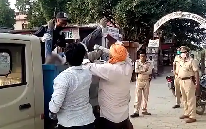 Thi thể người đàn ông nghi nhiễm COVID-19 bị cho vào xe rác