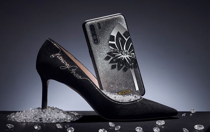 Prof. Jimy Choo OBE và OPPO gửi tặng khách hàng Reno3 10 chiếc ốp lưng đặc biệt có đính đá swarovski hoặc phủ vàng