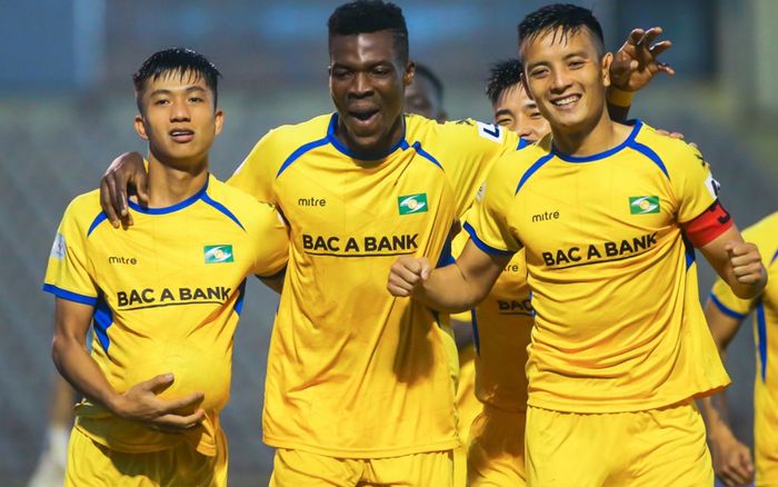 Phan Văn Đức đau đớn, rời sân vì bị cầu thủ Thanh Hóa đạp vào ống đồng