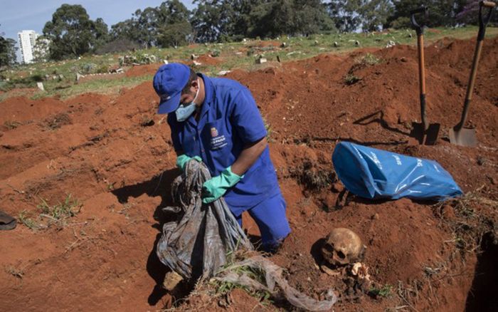Thành phố lớn nhất Brazil phải bốc mộ thi thể cũ để dọn chỗ cho người chết vì COVID-19