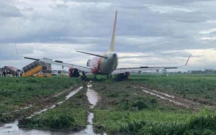 Tạm giữ bằng lái hai phi công sau sự cố máy bay Vietjet hạ cánh trượt khỏi đường băng