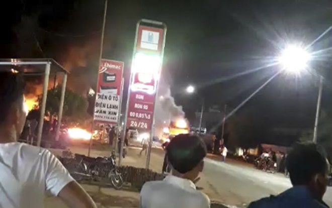 Xe tải bất ngờ bốc cháy trên quốc lộ, lửa lan sang thiêu rụi kho phế liệu