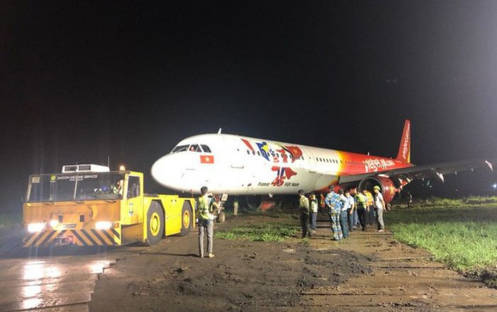 Đã kéo được tàu bay Vietjet trượt khỏi đường băng Tân Sơn Nhất về sân đỗ