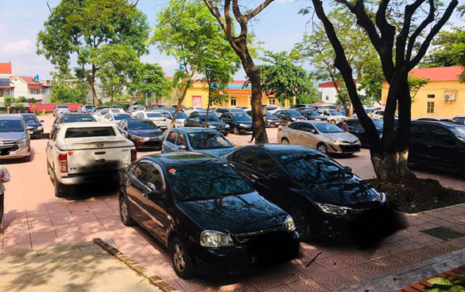 Dàn xế hộp đắt tiền đậu kín sân trường trong buổi họp phụ huynh học sinh khiến CĐM ‘dậy sóng’