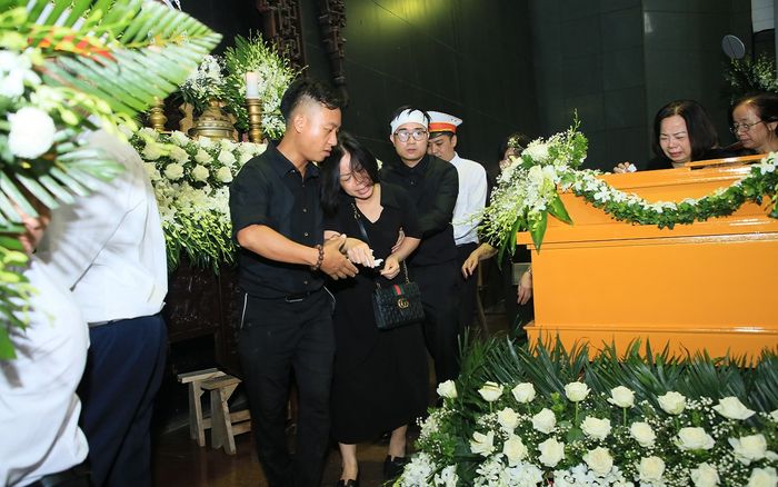 Người thân, bạn bè và đồng nghiệp bật khóc trong đám tang MC Diệu Linh
