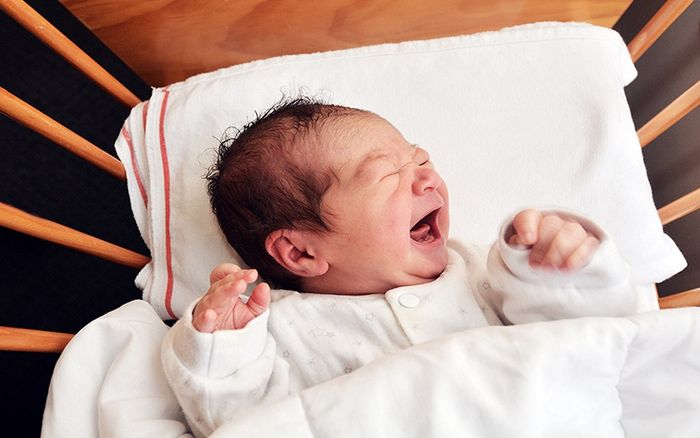 Bố ném con 3 tháng tuổi xuống đất vì bị đánh thức bởi tiếng khóc