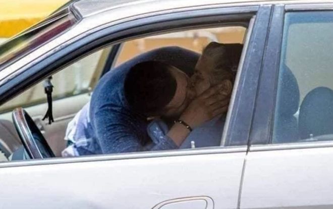 Cháu trai dùng miệng hồi sức cho người bà nhiễm COVID-19