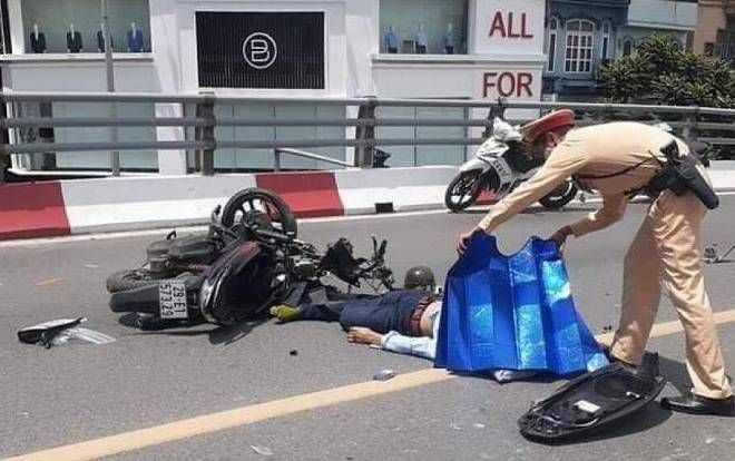 Đấu đầu ô tô, hai người đàn ông đi xe máy bị hất văng ra đường chấn thương nặng