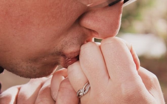 Người đàn ông tuyên bố chữa khỏi COVID-19 bằng nụ hôn chết vì nCoV