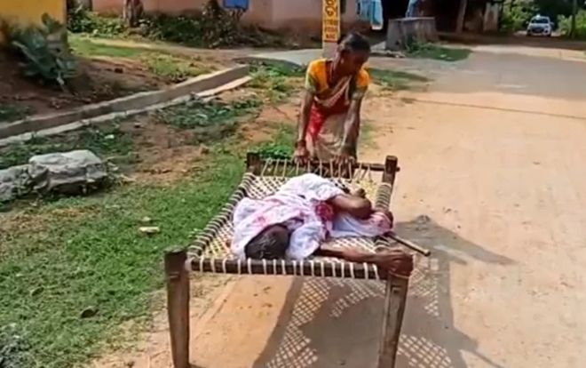 Người phụ nữ kéo mẹ già 100 tuổi nằm liệt giường tới ngân hàng lấy tiền trợ cấp
