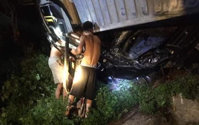Xe Limousine bị container đè bẹp nát ở Quảng Ninh, 3 người tử vong