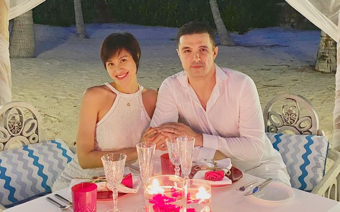 Phương Mai được chồng tặng đồng hồ hiệu nhân dịp 1 năm ngày cưới