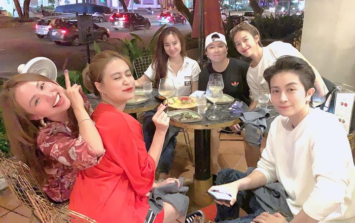 Công khai ngồi cạnh 'ai đó' như thế này, Gil Lê được dân mạng hỏi rằng bao giờ thì chịu 'ra mắt chính thức'