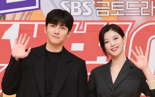 Ji Chang Wook - Kim Yoo Jung: Ngại ngùng rồi thân thiết, liệu có phim giả tình thật?