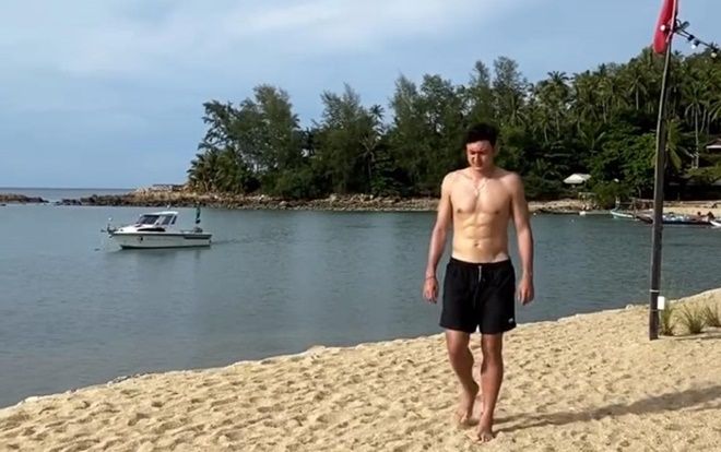 Sau khi lộ hình mất bụng 6 múi, Đặng Văn Lâm đăng hình cơ bắp