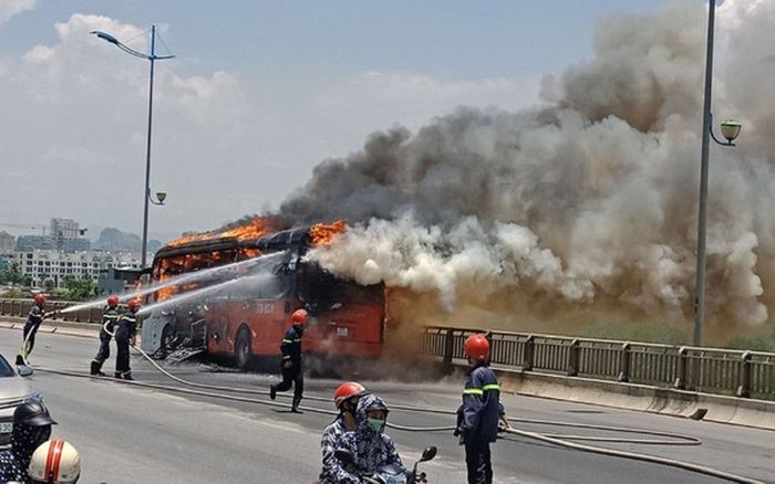 Xe khách giường nằm cháy ngùn ngụt giữa trưa, hành khách hoảng loạn tháo chạy