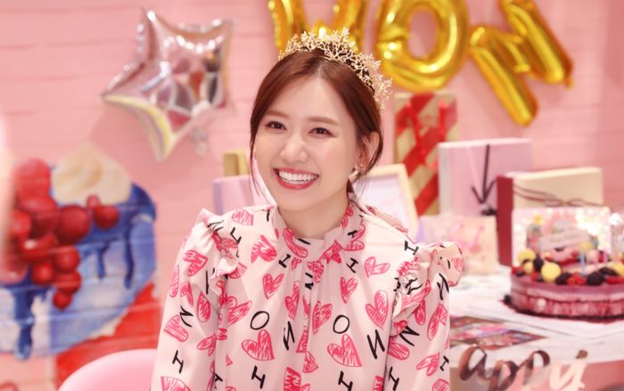Hari Won xúc động nghẹn ngào khi được fan tổ chức sinh nhật hoành tráng trước thềm tuổi mới