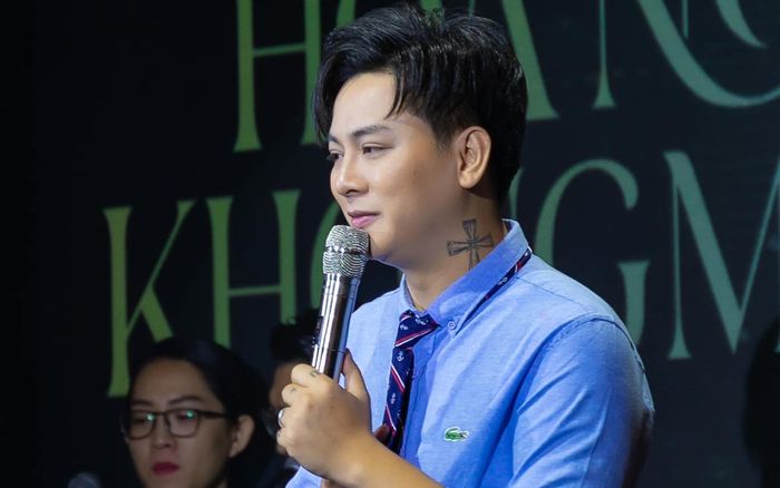 Cho Hoài Lâm mượn điện thoại để xem lời khi hát, khán giả tuyên bố một điều