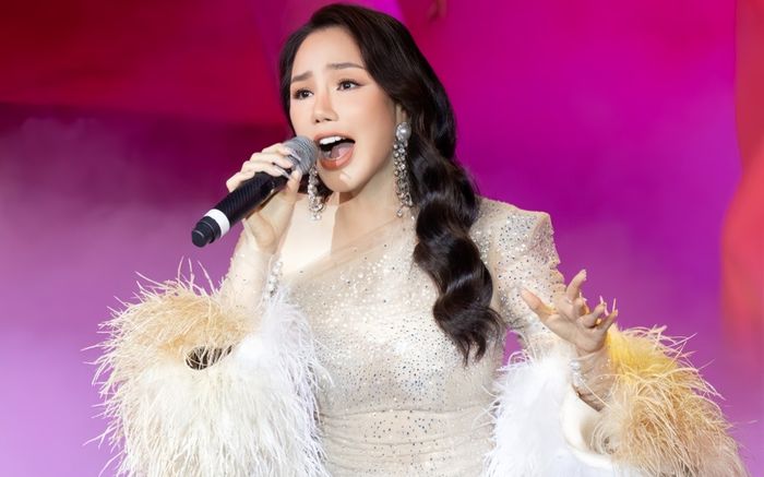 Hồ Quỳnh Hương tự ti về nhan sắc, ekip đủ 9 người chăm chút mới tự tin đi diễn