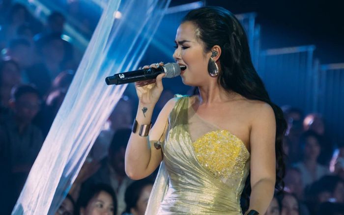 Bị nhận xét 'hát nhưng không quên gồng cơ', Võ Hạ Trâm phản ứng ra sao?