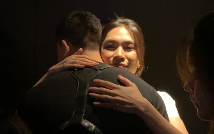 Độc quyền: Mỹ Tâm công khai ôm Mai Tài Phến sau hậu trường, biểu cảm gây chú ý