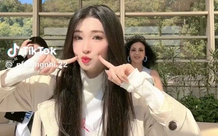 Vừa mới sang Nhật, Phương Nhi đã rủ các nàng hậu 'đu trend' 'cưng muốn xỉu'