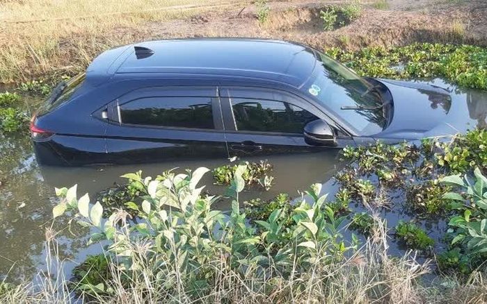 Một phụ nữ ở Long An lái ô tô lao thẳng xuống kênh nước trước nhà