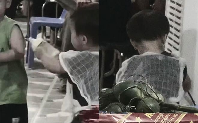 Xót xa em bé mặc áo tang, hồn nhiên chơi đùa mà không biết đã mất mẹ mãi mãi